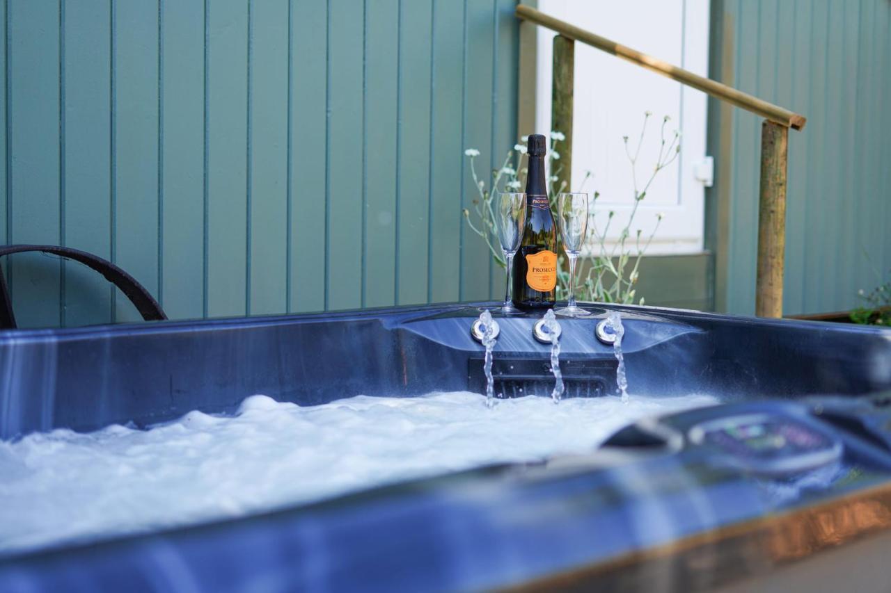 The Laburnum Retreat Shepherd Hut Private Hot Tub Upper Hulme Zewnętrze zdjęcie